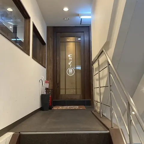 二階の木の扉