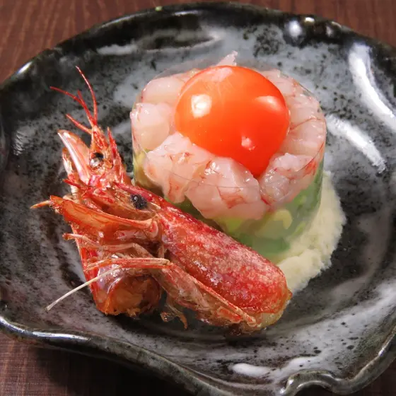 生エビとアボカド