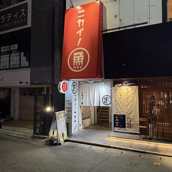 夜の外観。ビルに大きな赤い看板