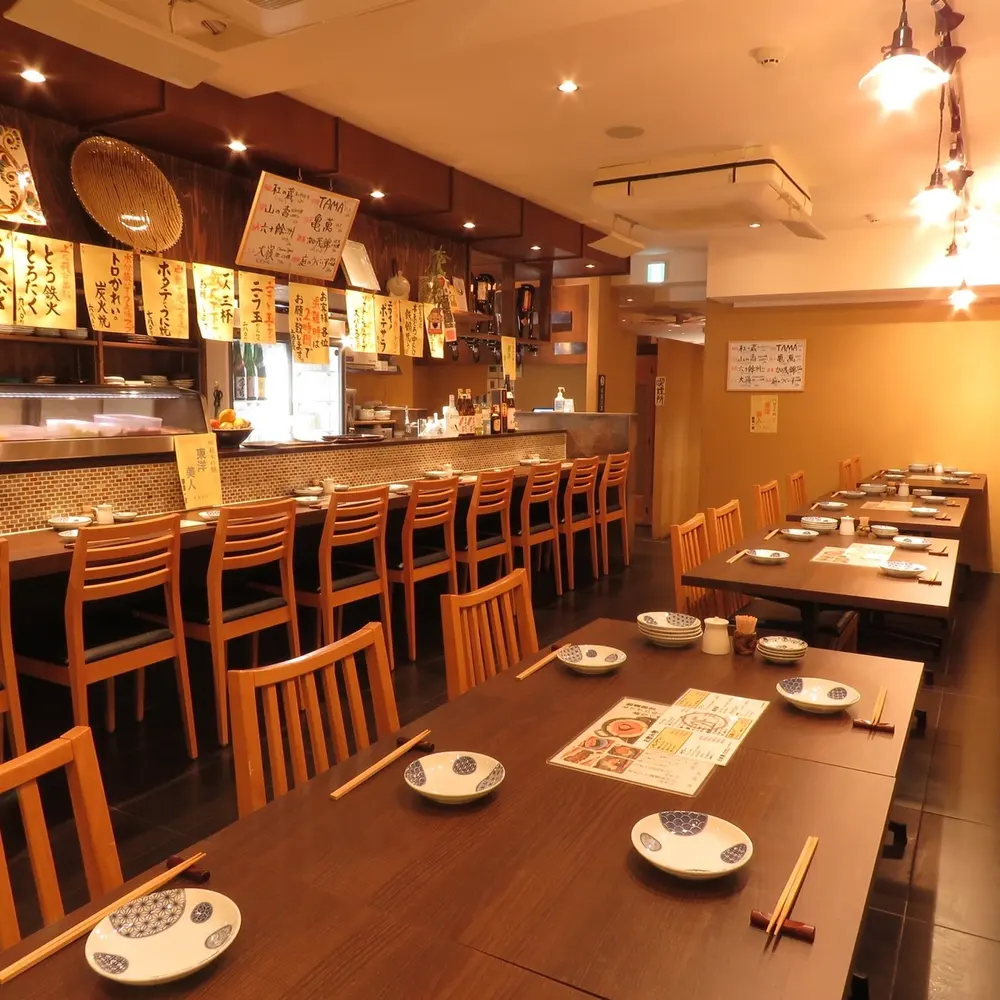 木の温もりのある店内とカウンター